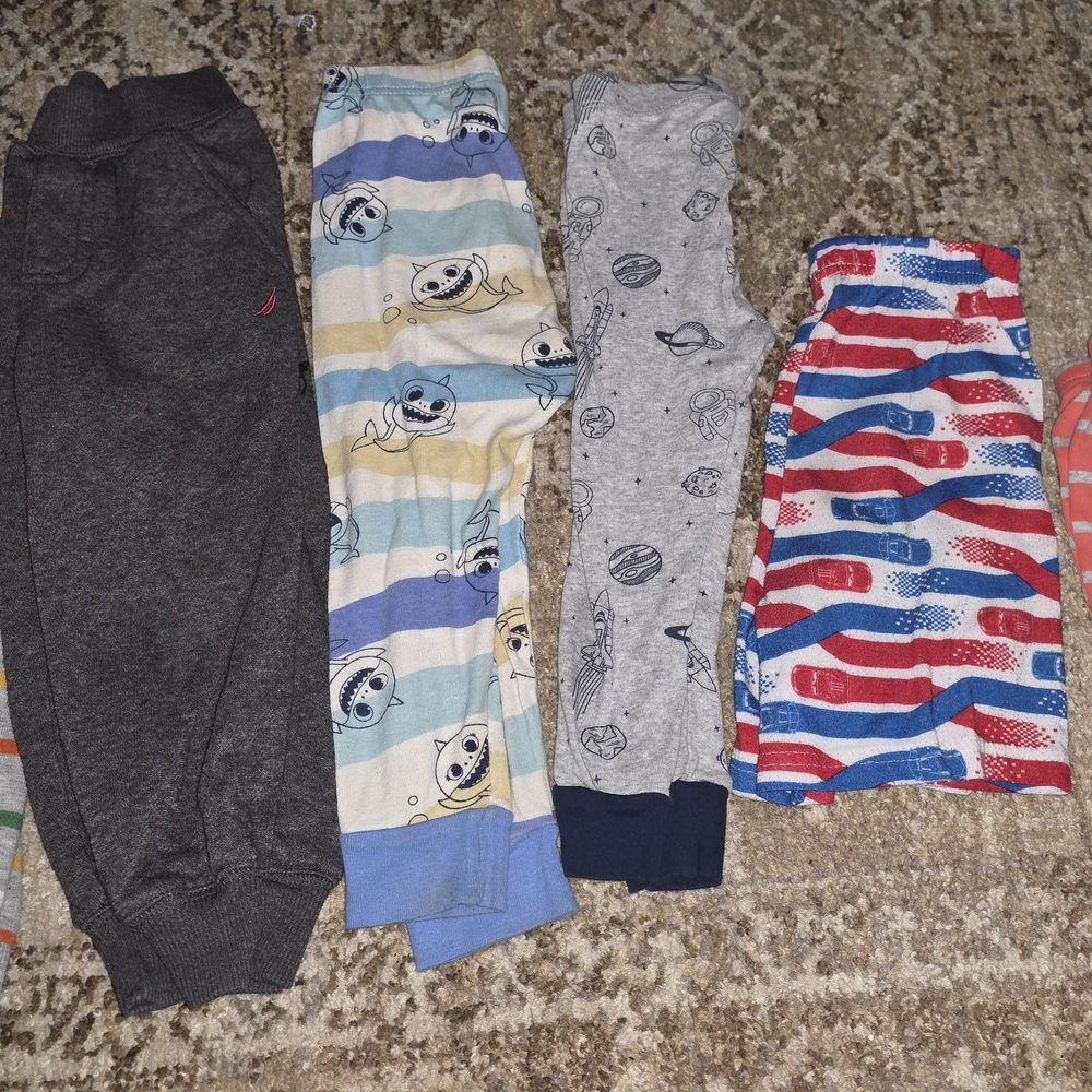 Boys clothes. Pants/shorts. Size 2T. 6 pieces.